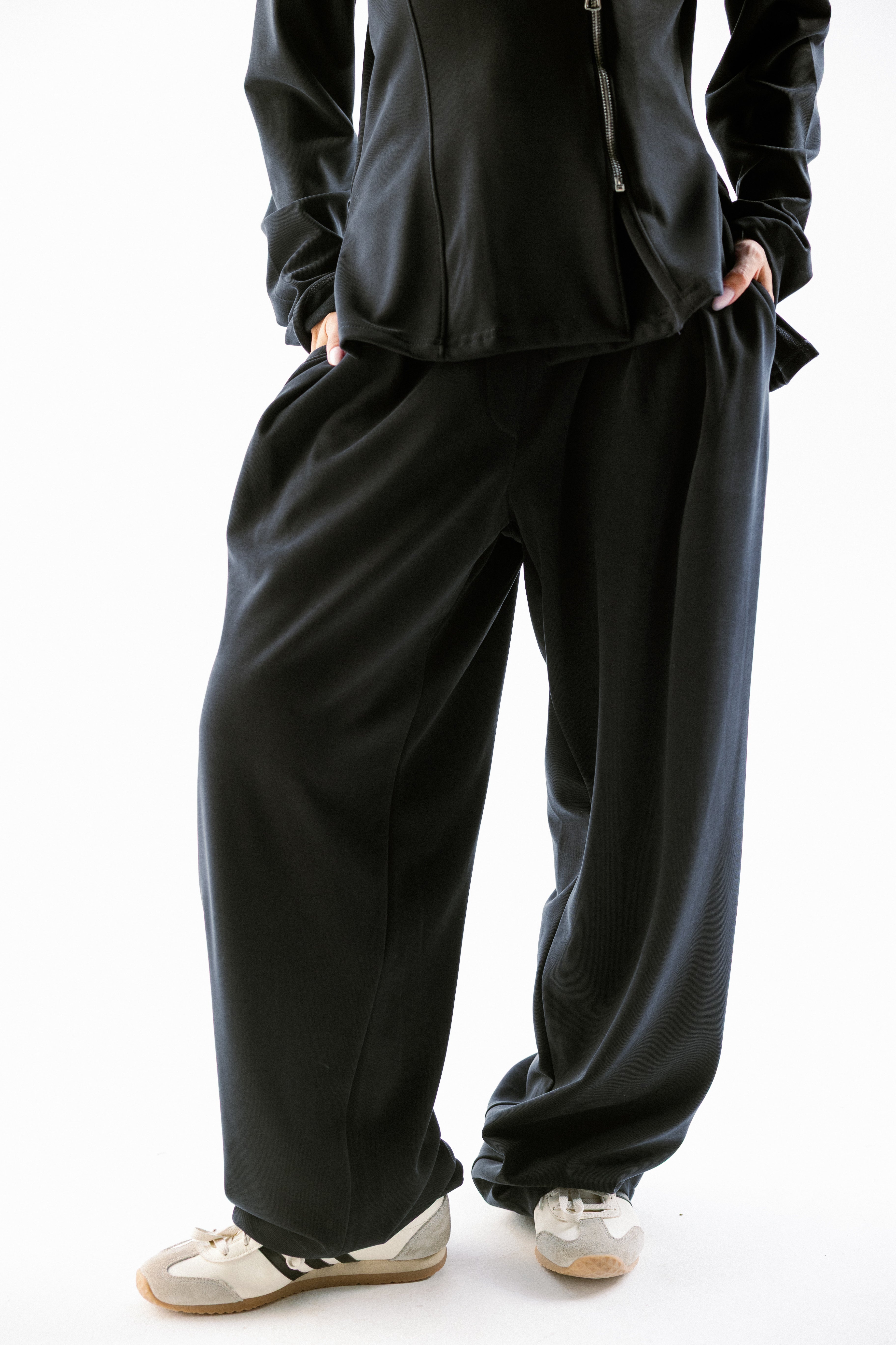 The sideline pants Black