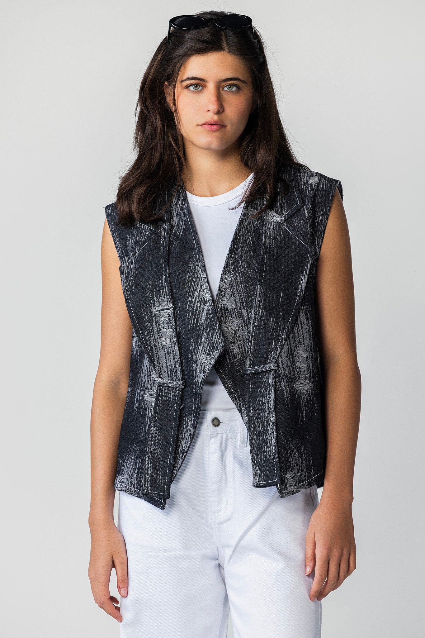 The Shadowed vest BLACK