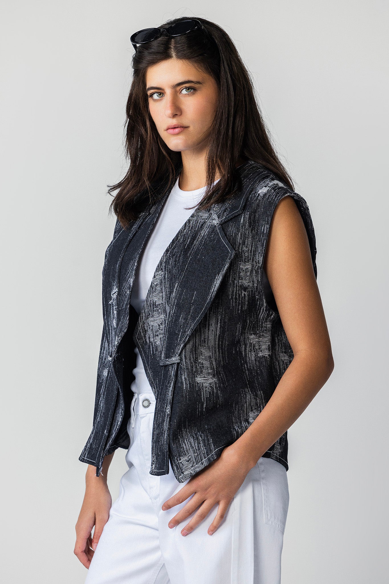 The Shadowed vest BLACK