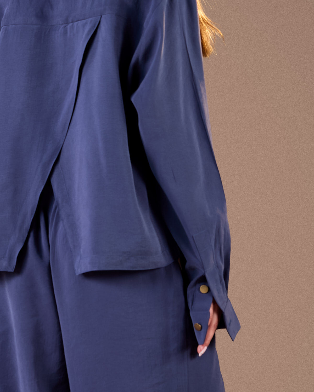 cropped copra shirt with overlapping back DARK BLUE S26-CH18