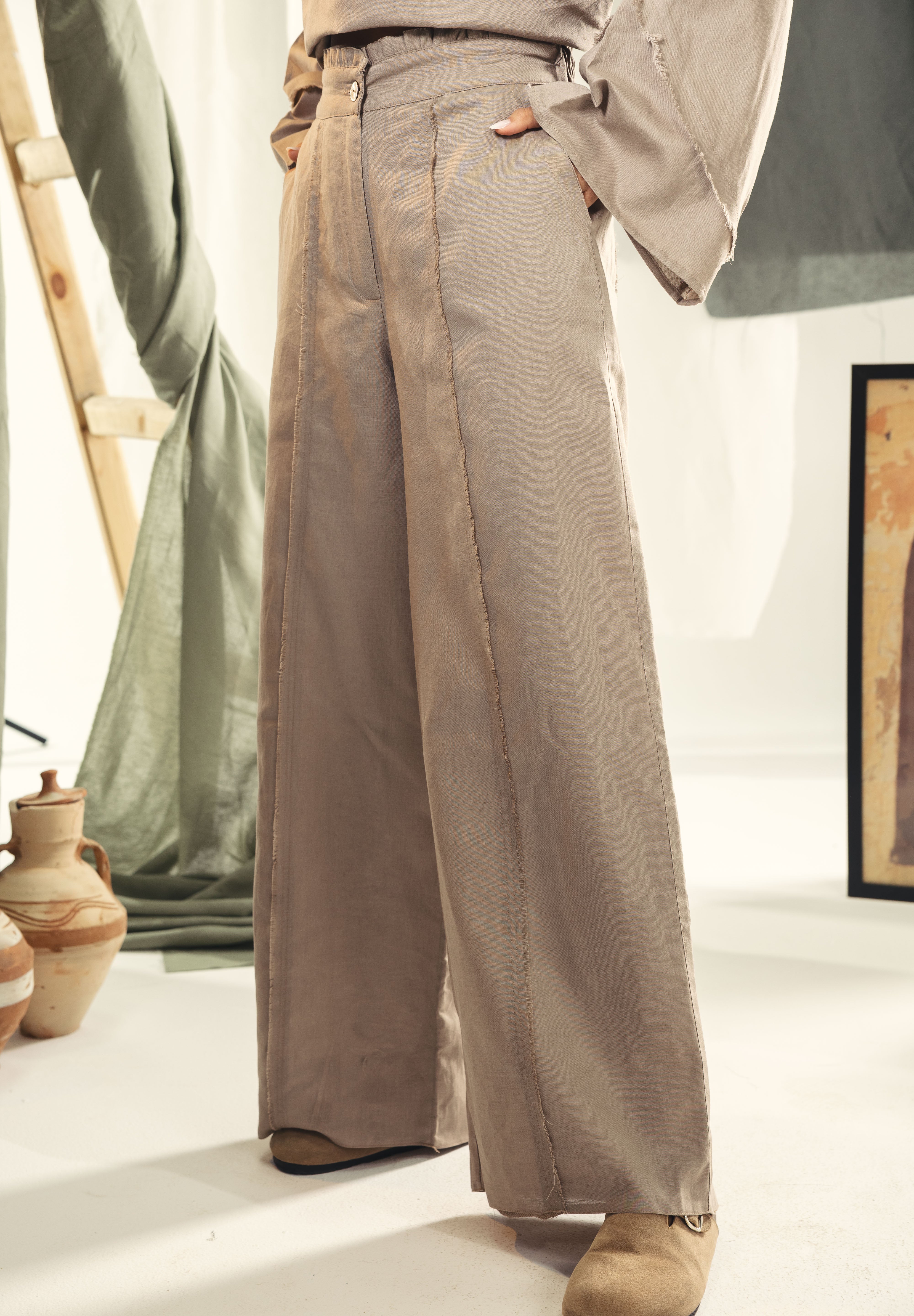 High-waisted wide leg pants with unfinshed details Cafe