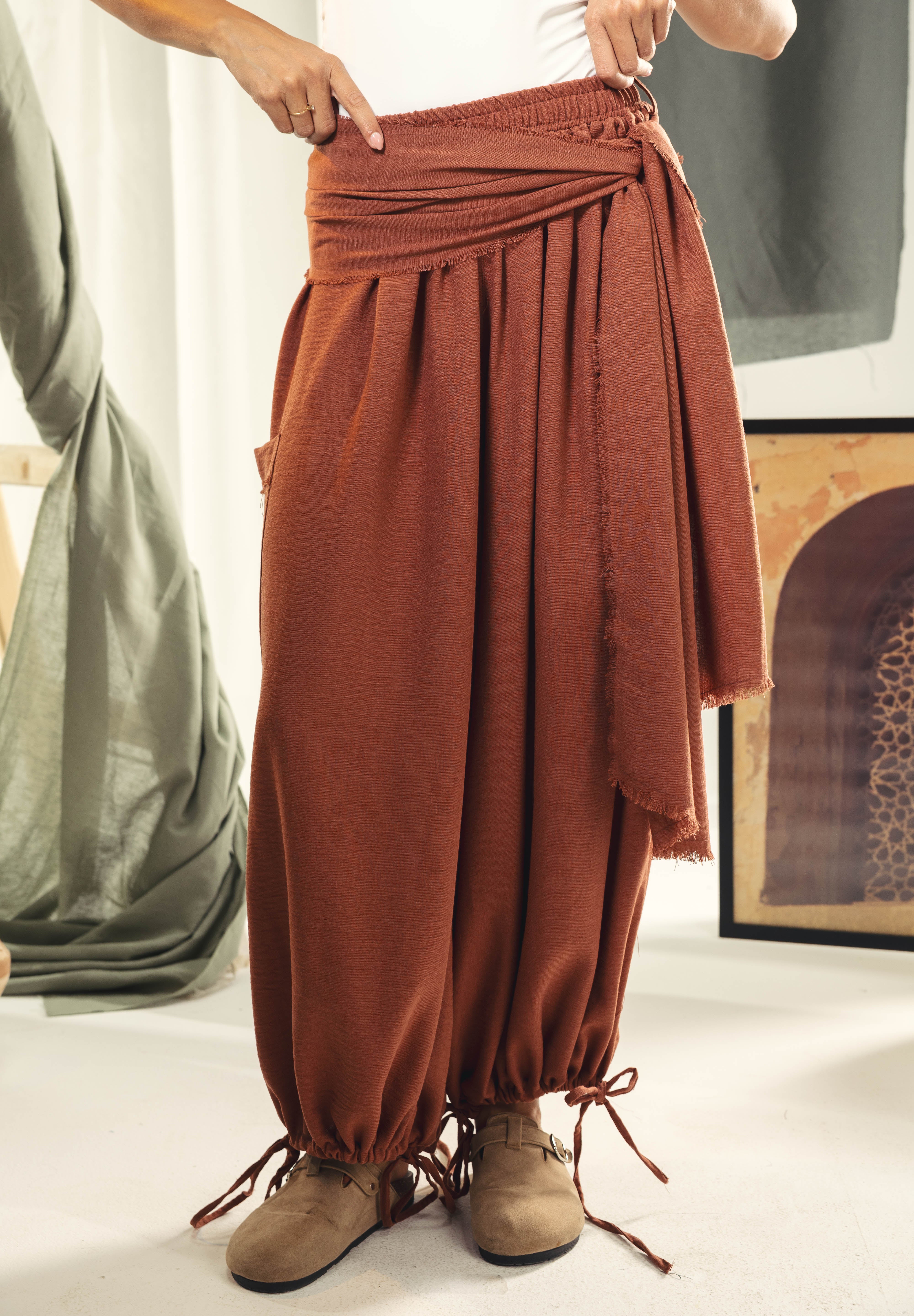 Balloon pants with a waist band and a scarf Orange