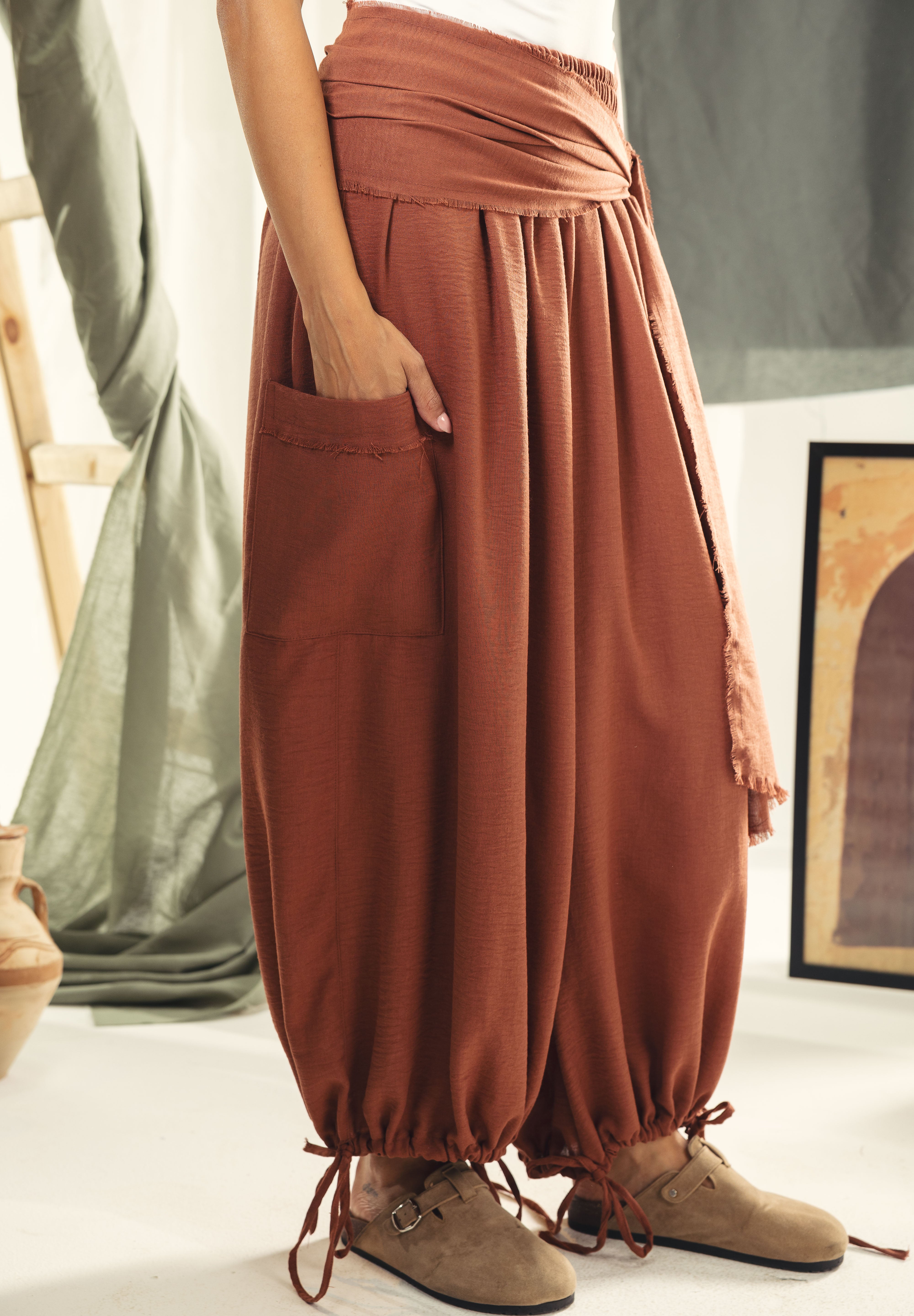 Balloon pants with a waist band and a scarf Orange