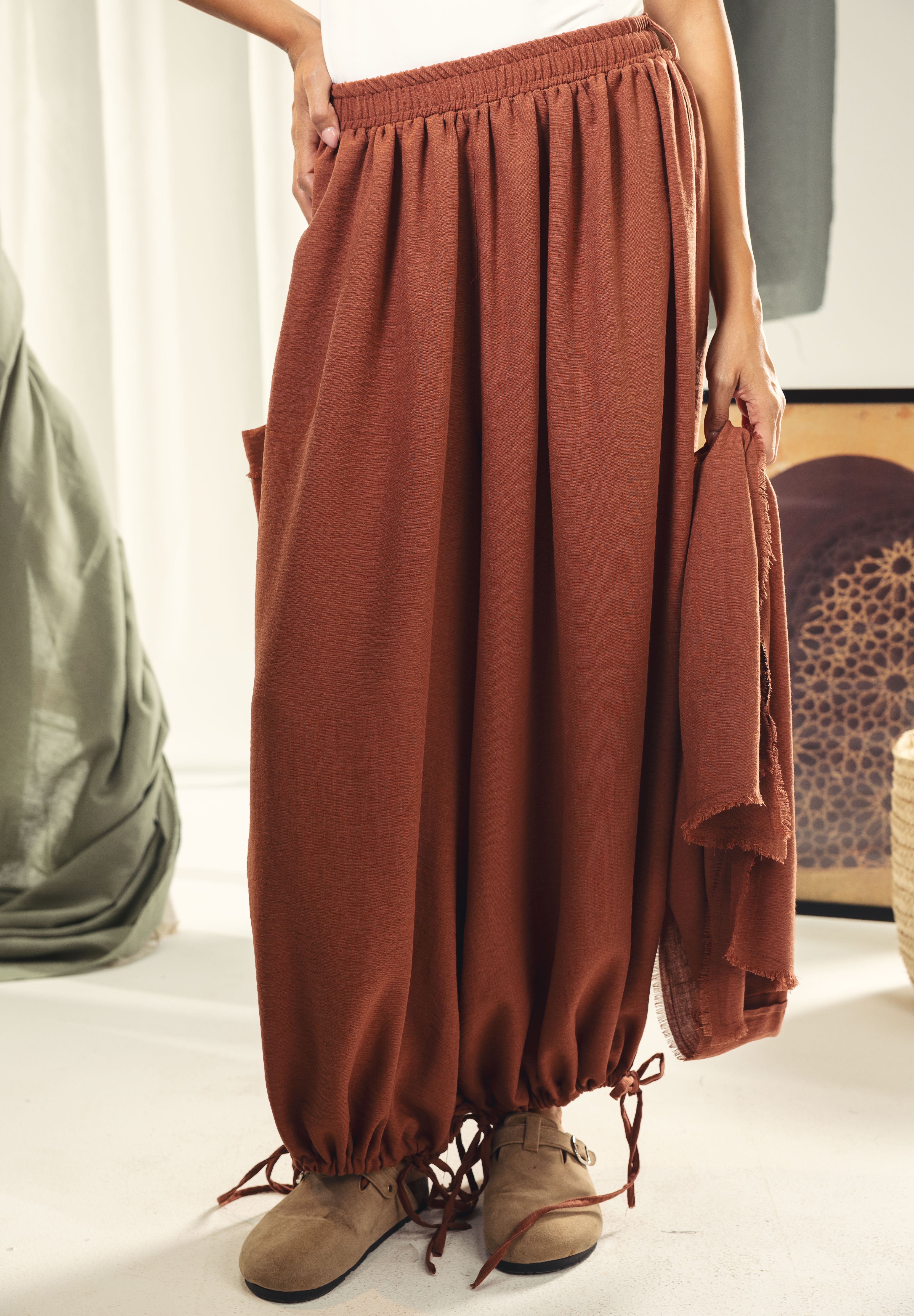 Balloon pants with a waist band and a scarf Orange