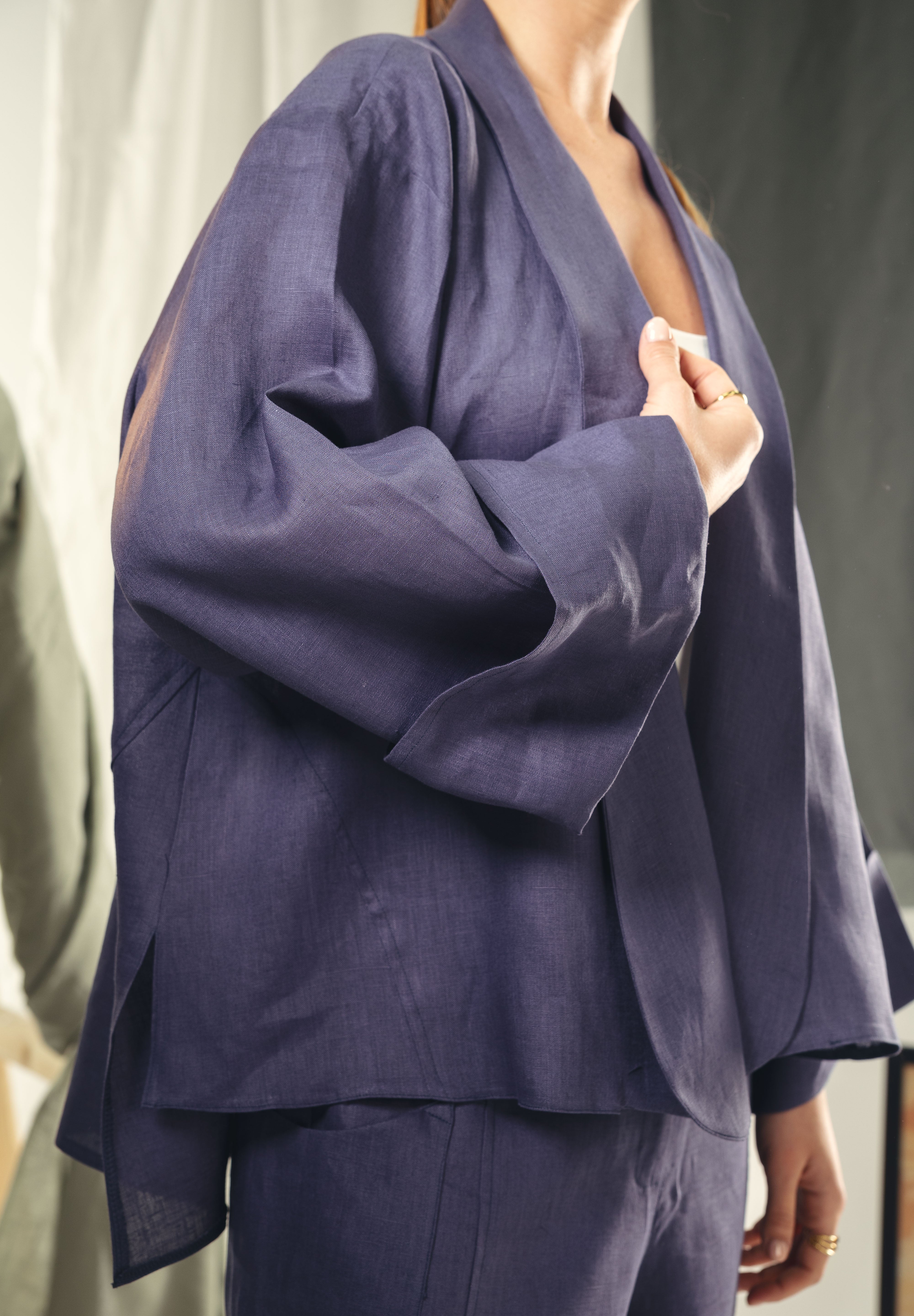 Cardigan with a cut in the sides and collars with curved ends Indigo blue