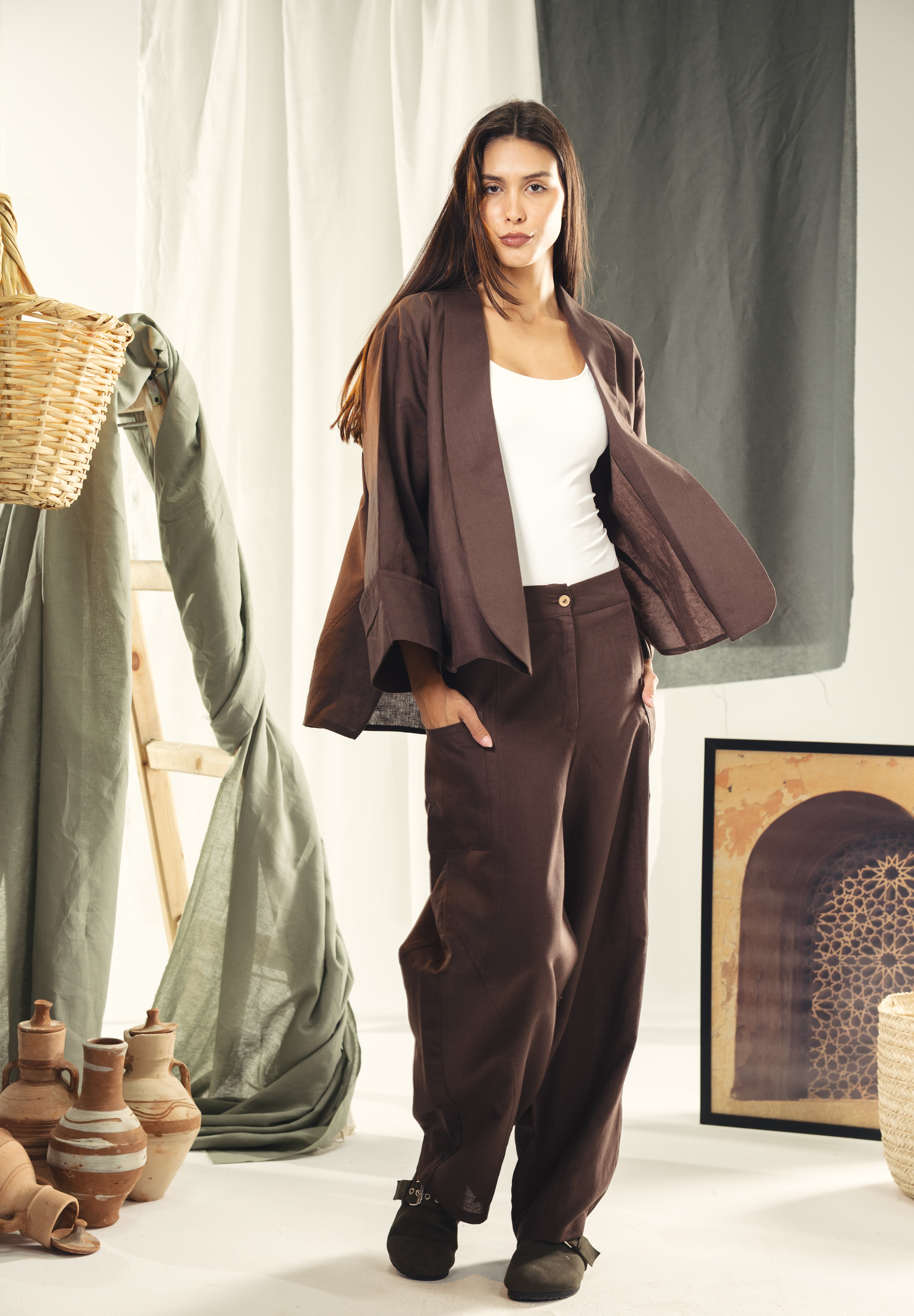 Cardigan with a cut in the sides and collars with curved ends brown
