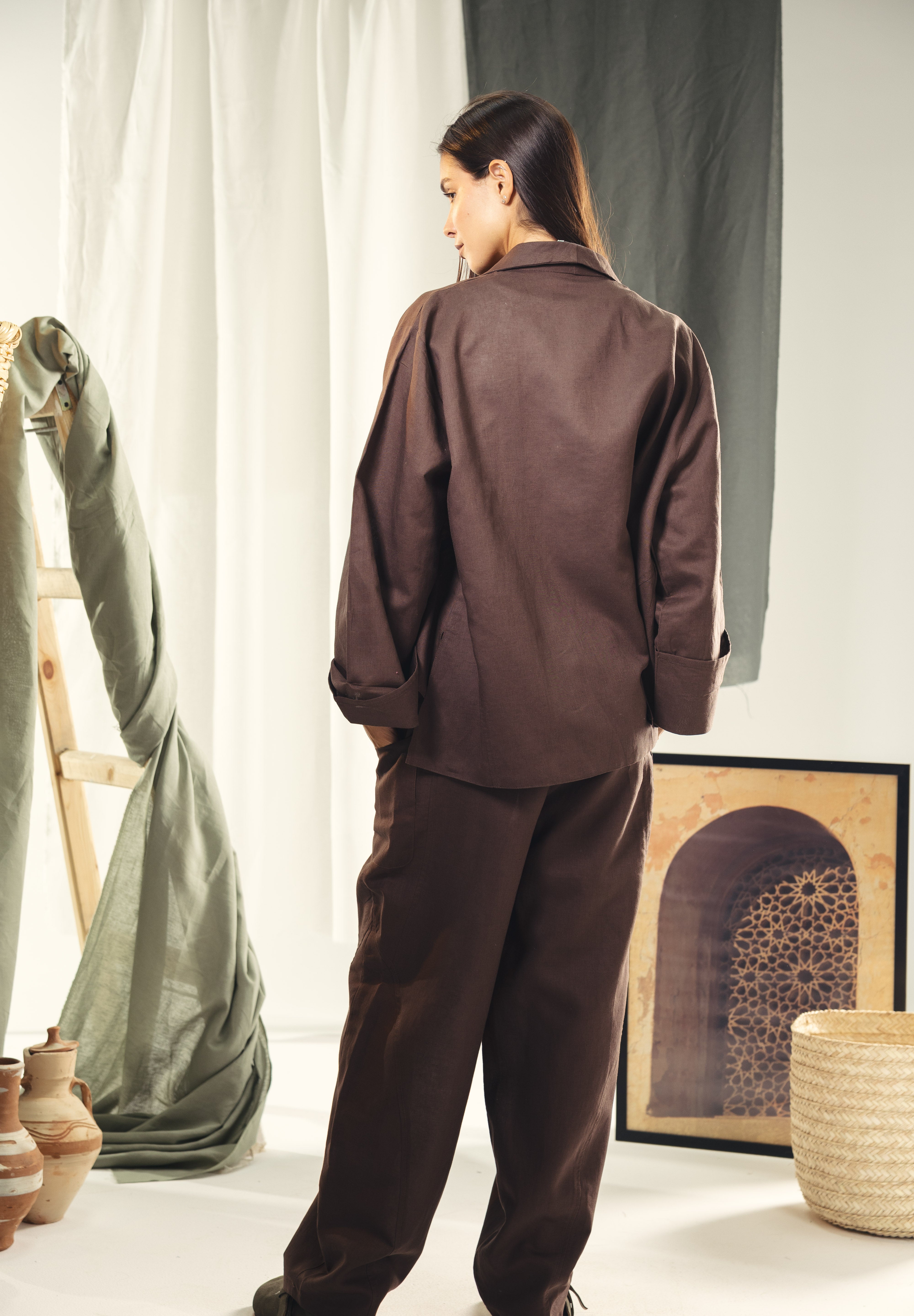 Cardigan with a cut in the sides and collars with curved ends brown