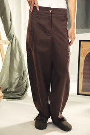 A slightly Balloon pants with cuts and seams brown