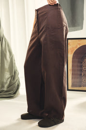 A slightly Balloon pants with cuts and seams brown