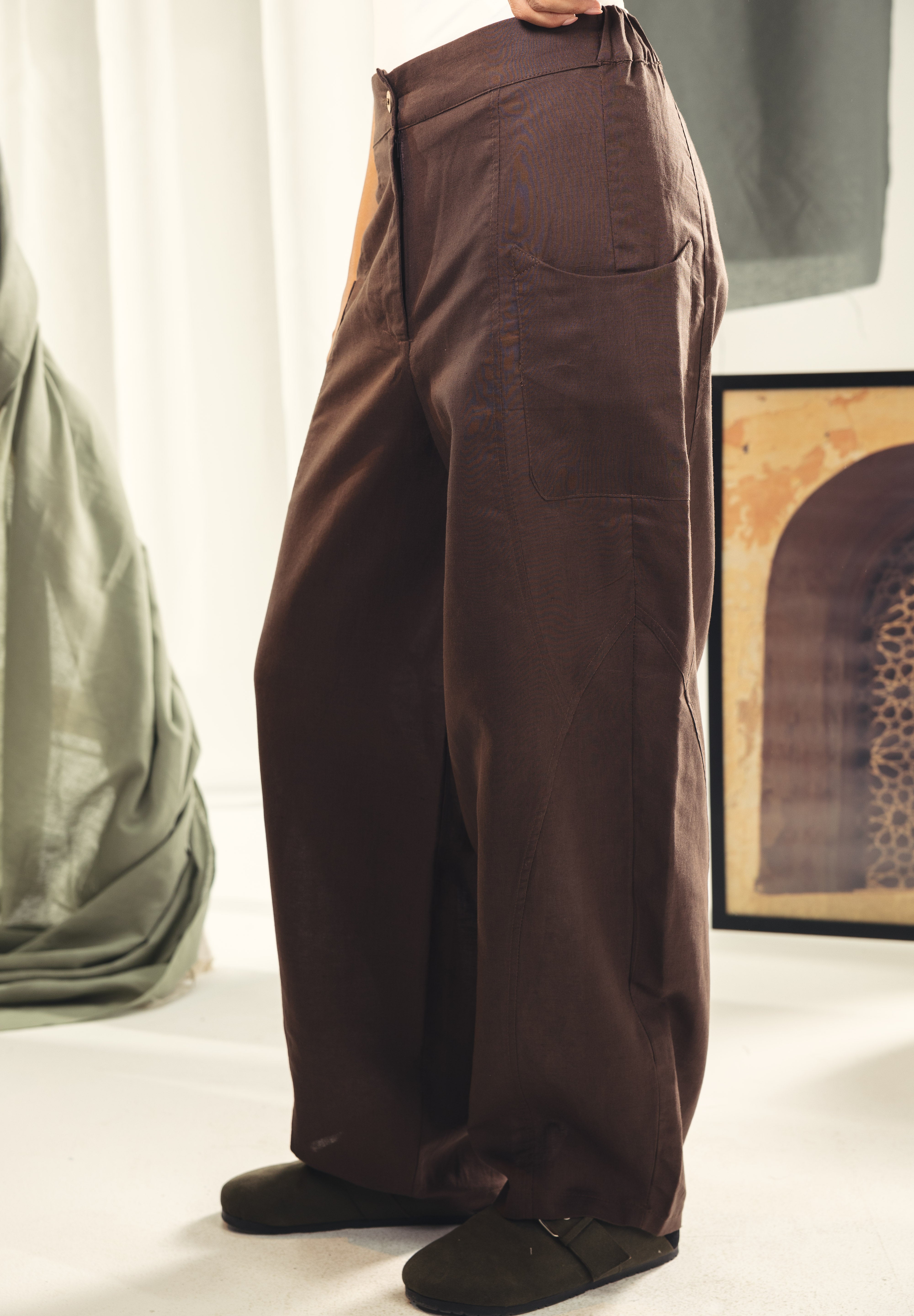 A slightly Balloon pants with cuts and seams brown