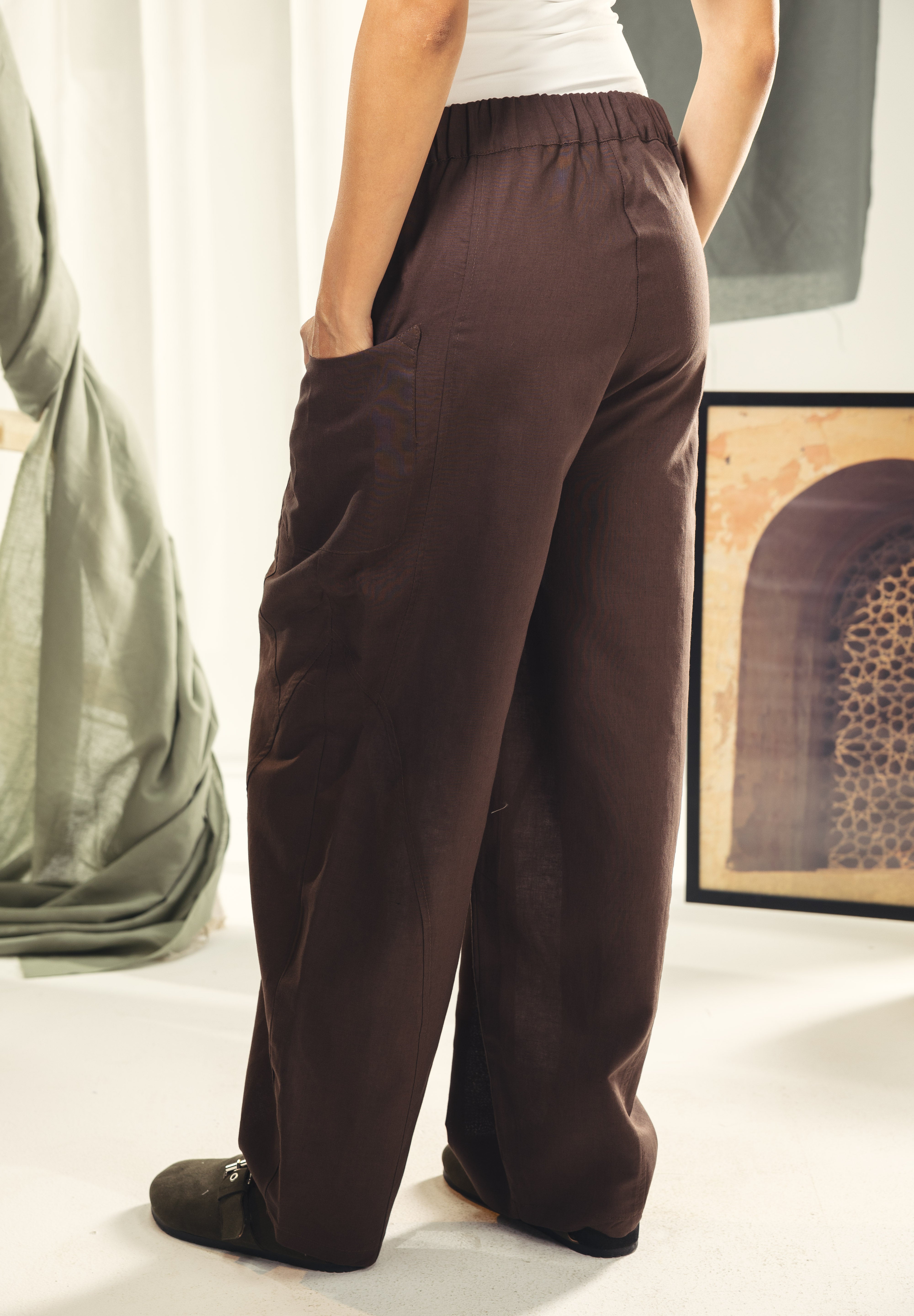 A slightly Balloon pants with cuts and seams brown