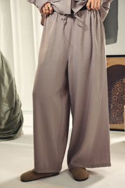 A wide leg copra pants with straw string for adjusting the waist Grey