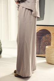A wide leg copra pants with straw string for adjusting the waist Grey