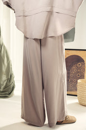 A wide leg copra pants with straw string for adjusting the waist Grey