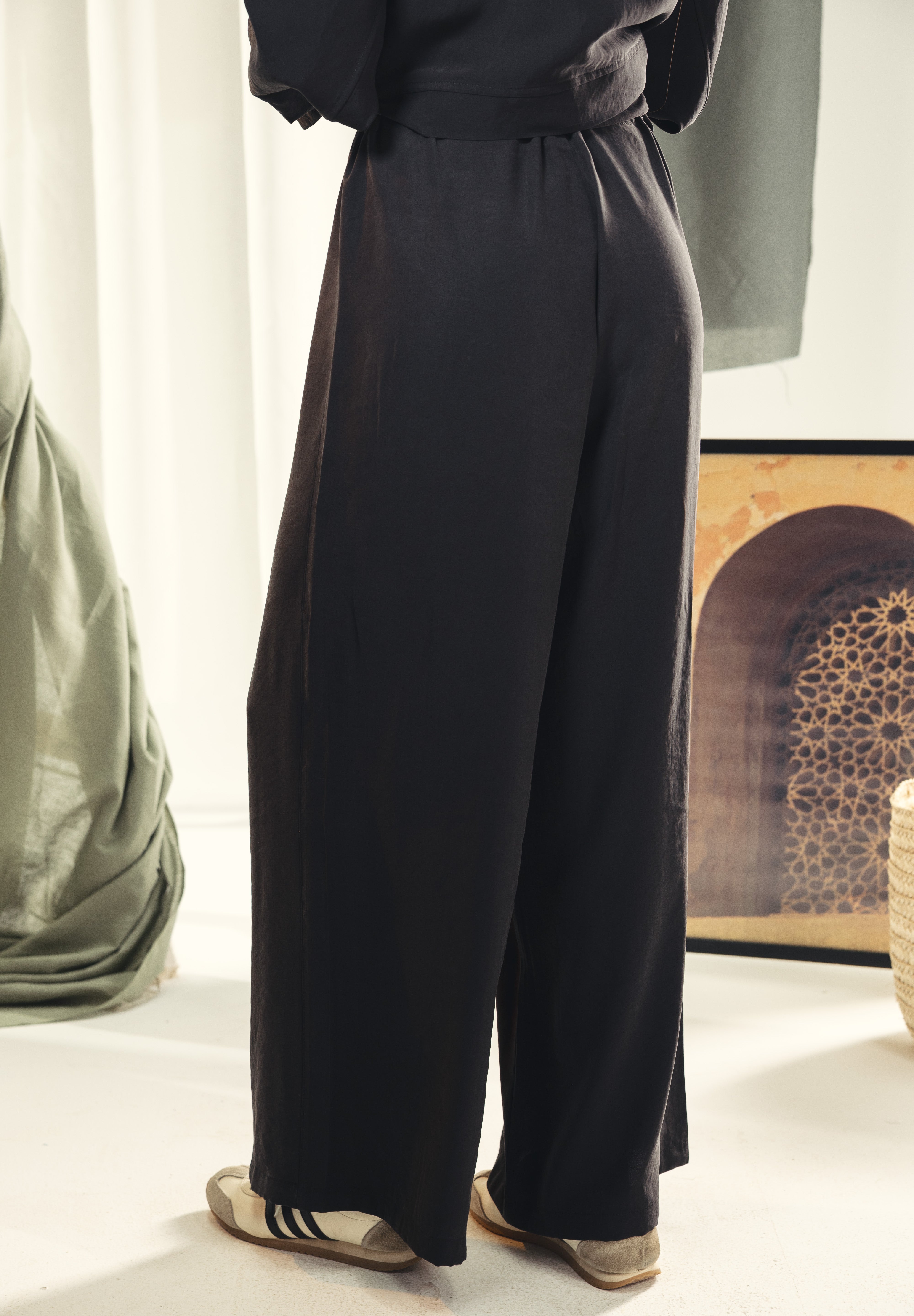 A wide leg copra pants with straw string for adjusting the waist Black