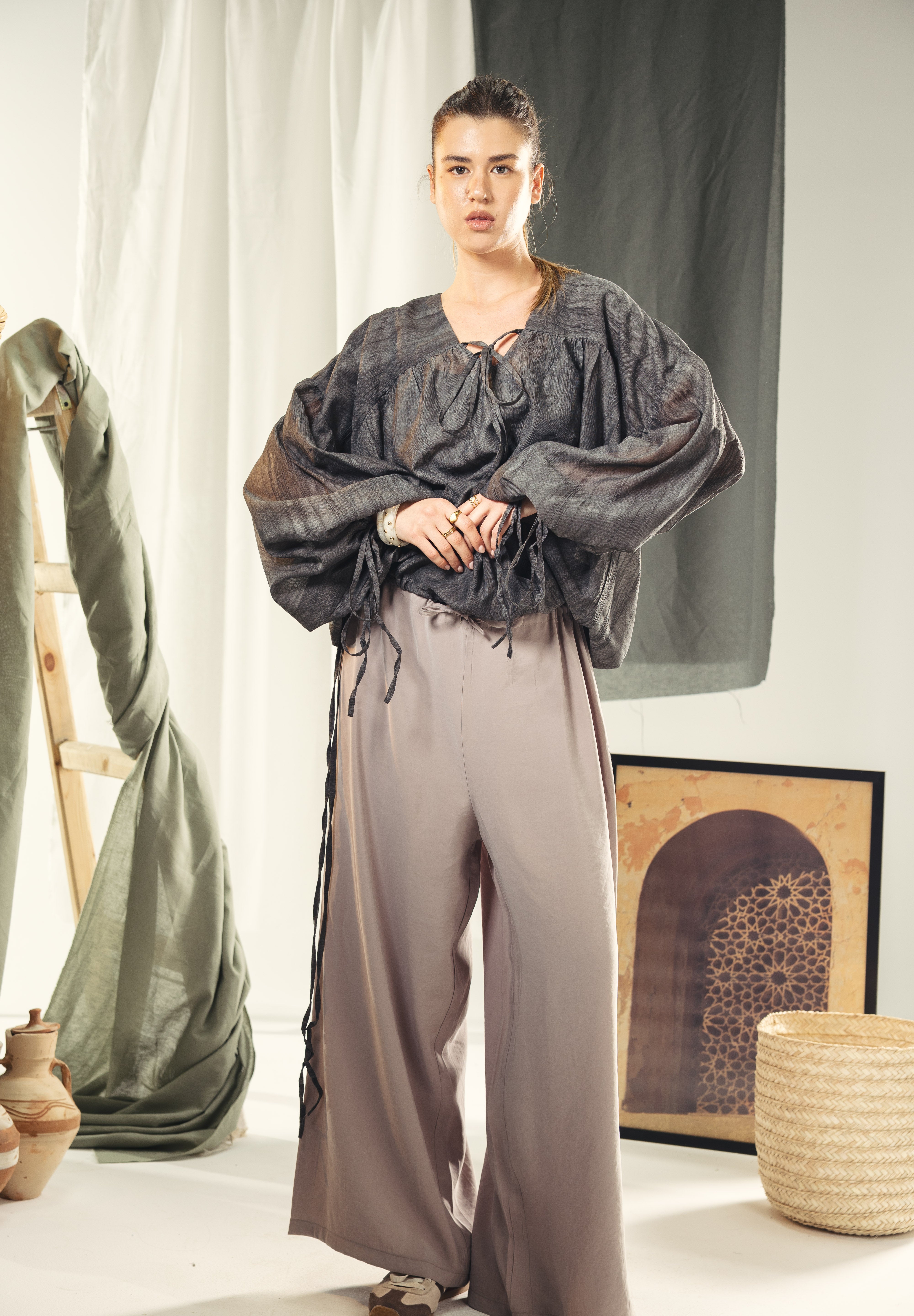 A feminine balloon loose blouse Black