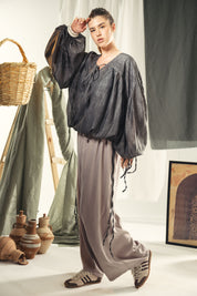 A feminine balloon loose blouse Black