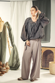 A feminine balloon loose blouse Black