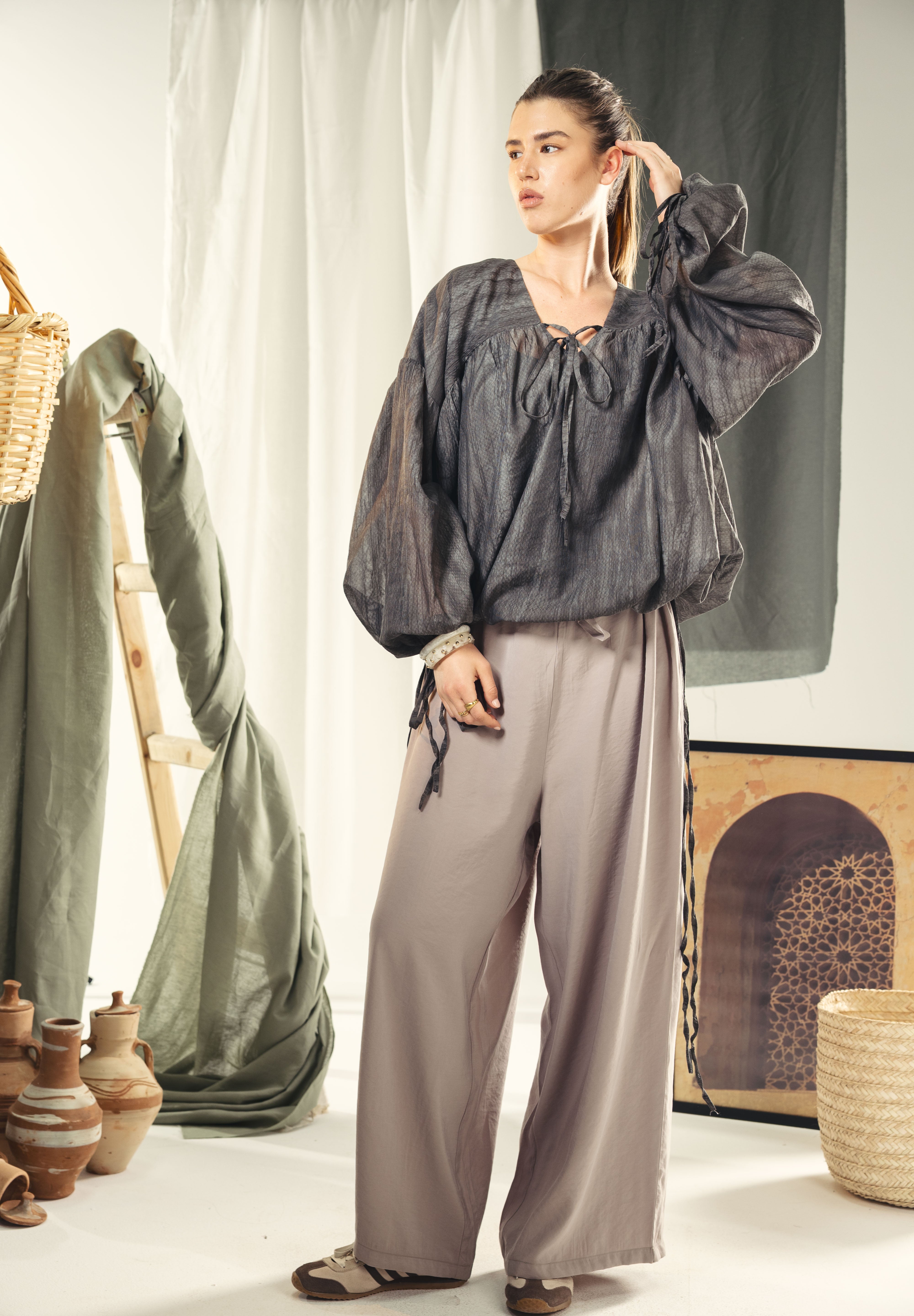 A feminine balloon loose blouse Black