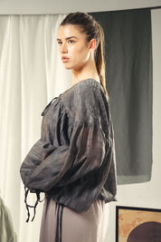 A feminine balloon loose blouse Black
