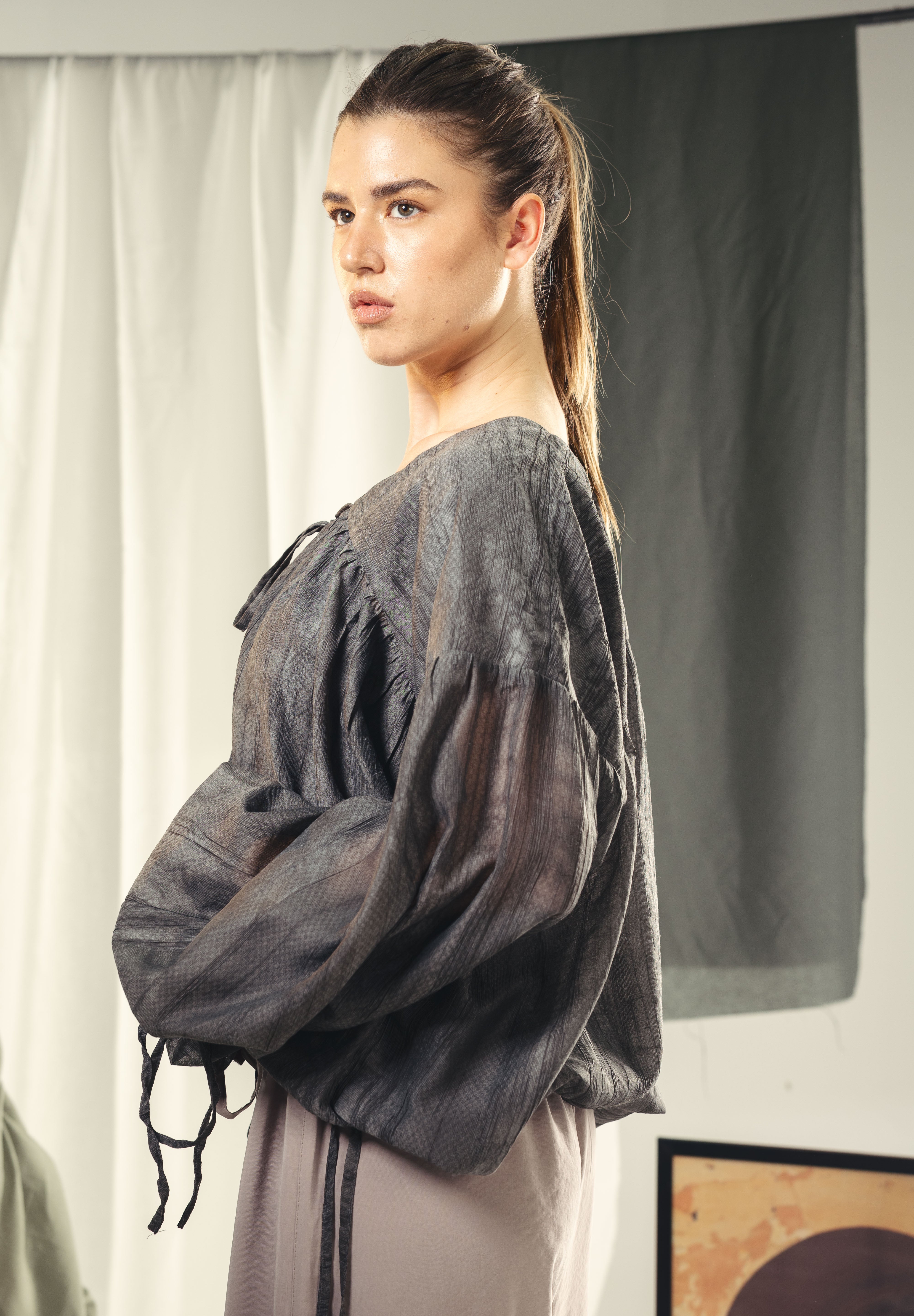 A feminine balloon loose blouse Black