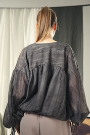 A feminine balloon loose blouse Black