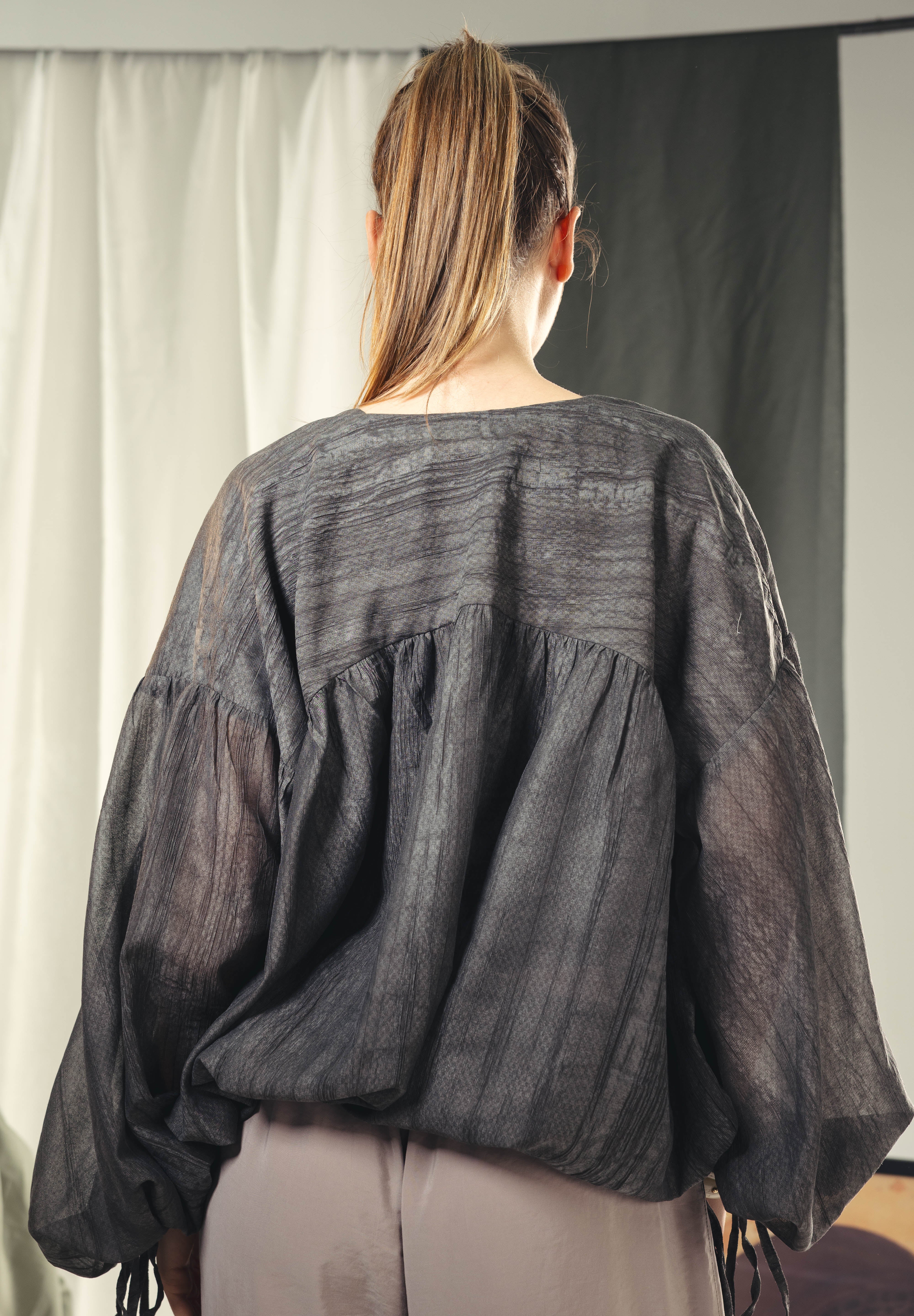 A feminine balloon loose blouse Black