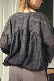 A feminine balloon loose blouse Black
