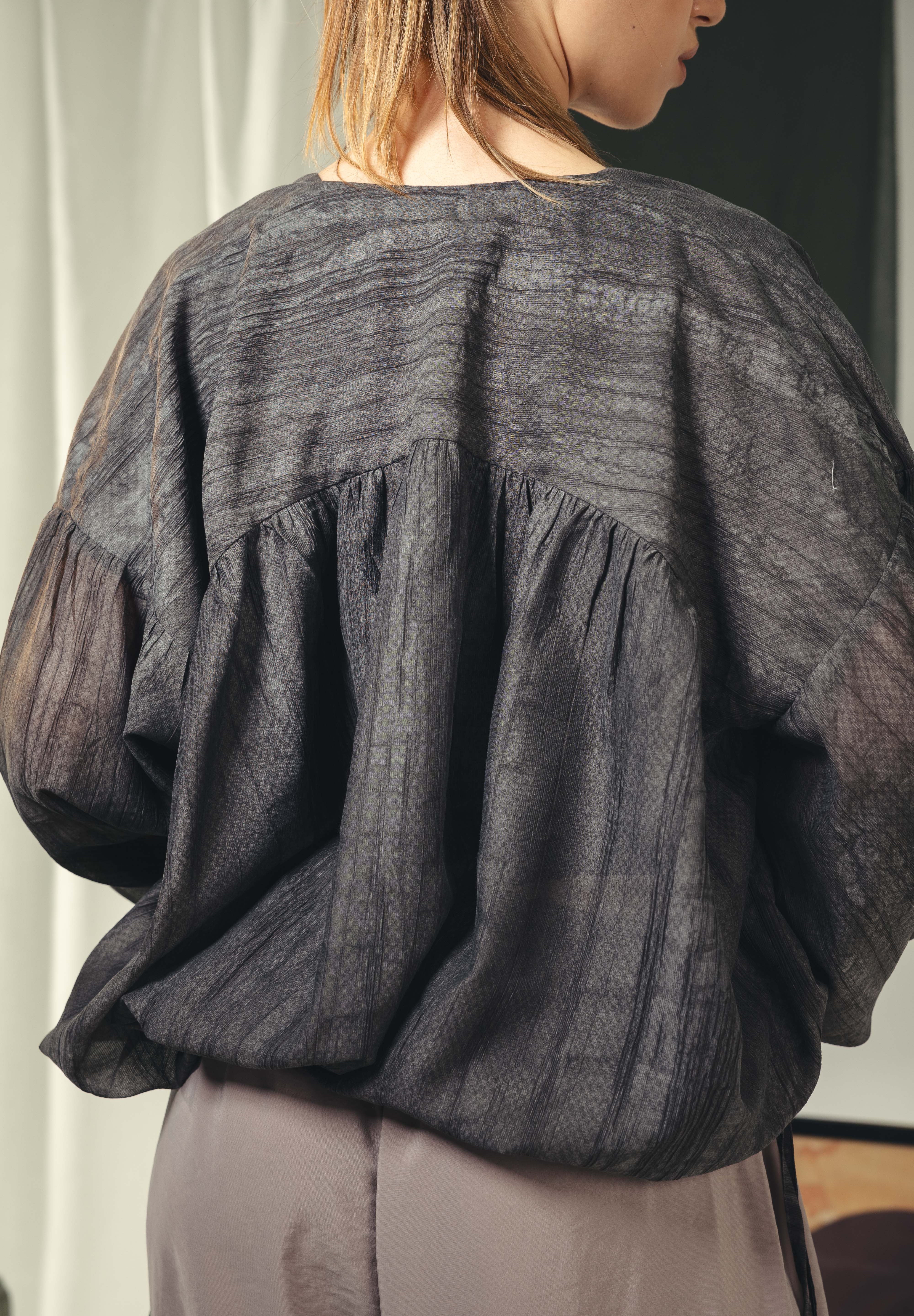 A feminine balloon loose blouse Black