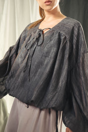 A feminine balloon loose blouse Black