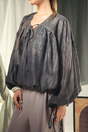 A feminine balloon loose blouse Black