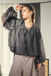 A feminine balloon loose blouse Black
