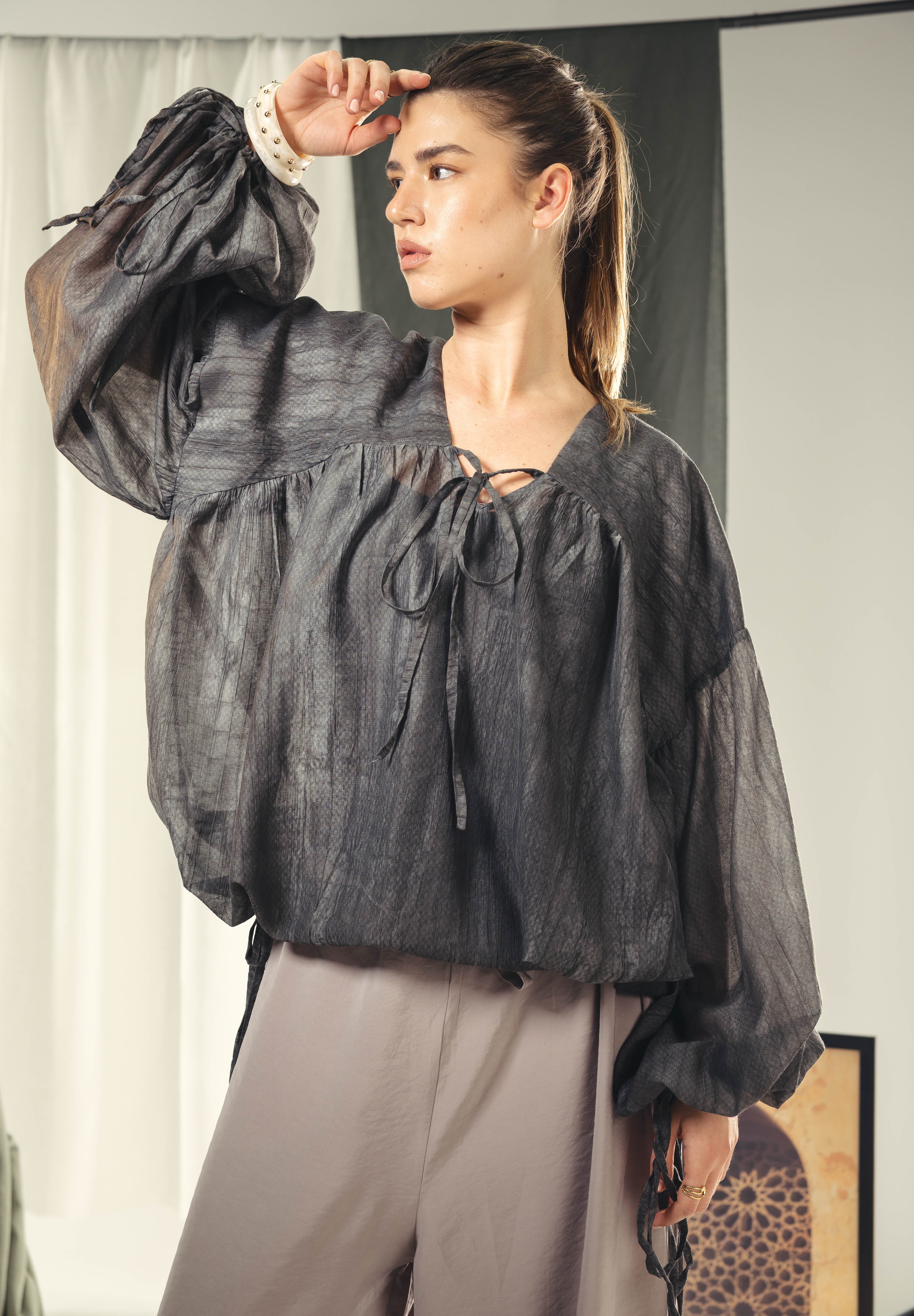A feminine balloon loose blouse Black