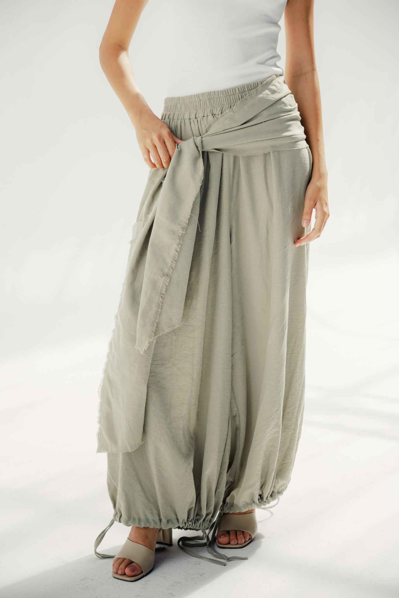 Balloon pants with a waist band and a scarf light olive