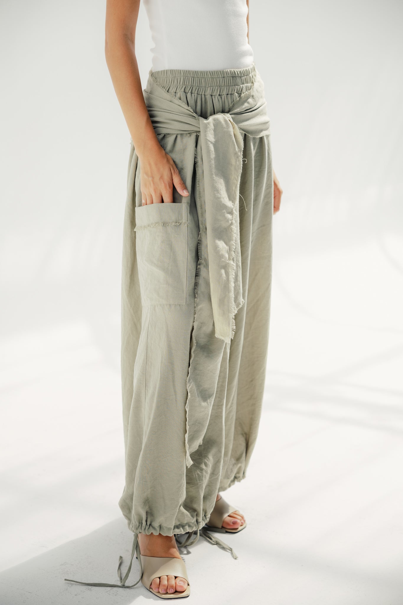Balloon pants with a waist band and a scarf light olive