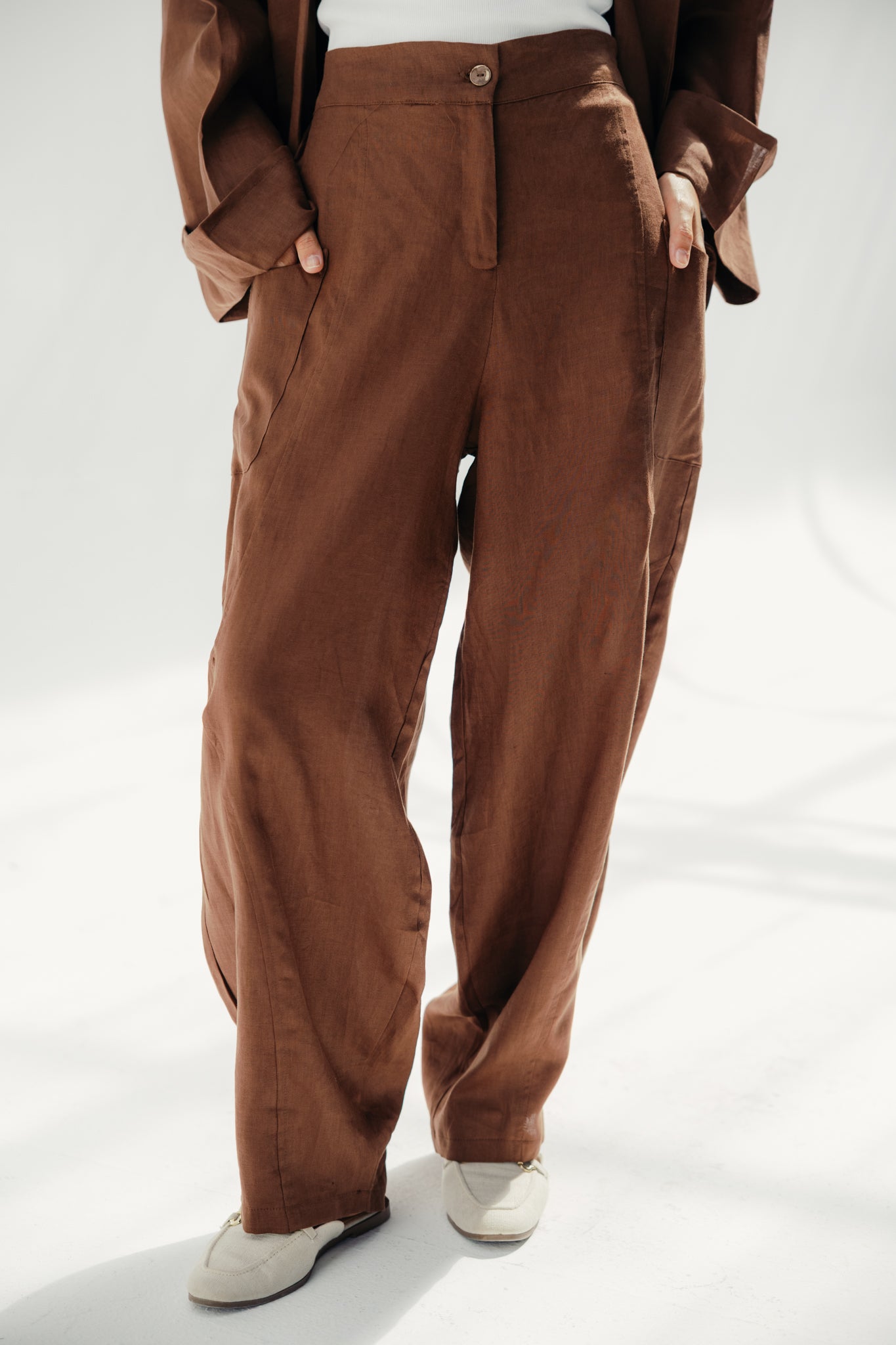 Aslightly Balloon pants with cuts and seams Light Brown