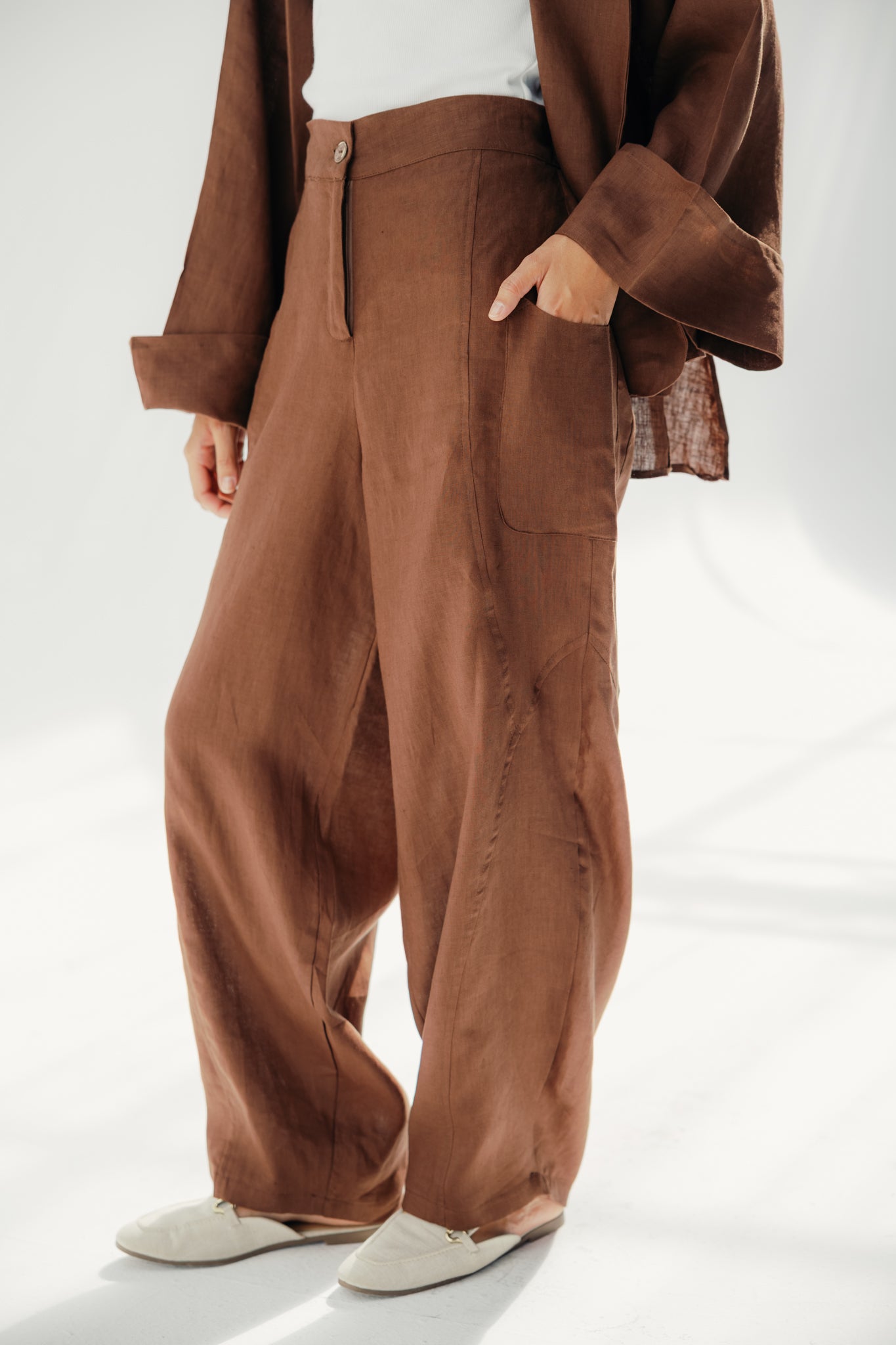 Aslightly Balloon pants with cuts and seams Light Brown