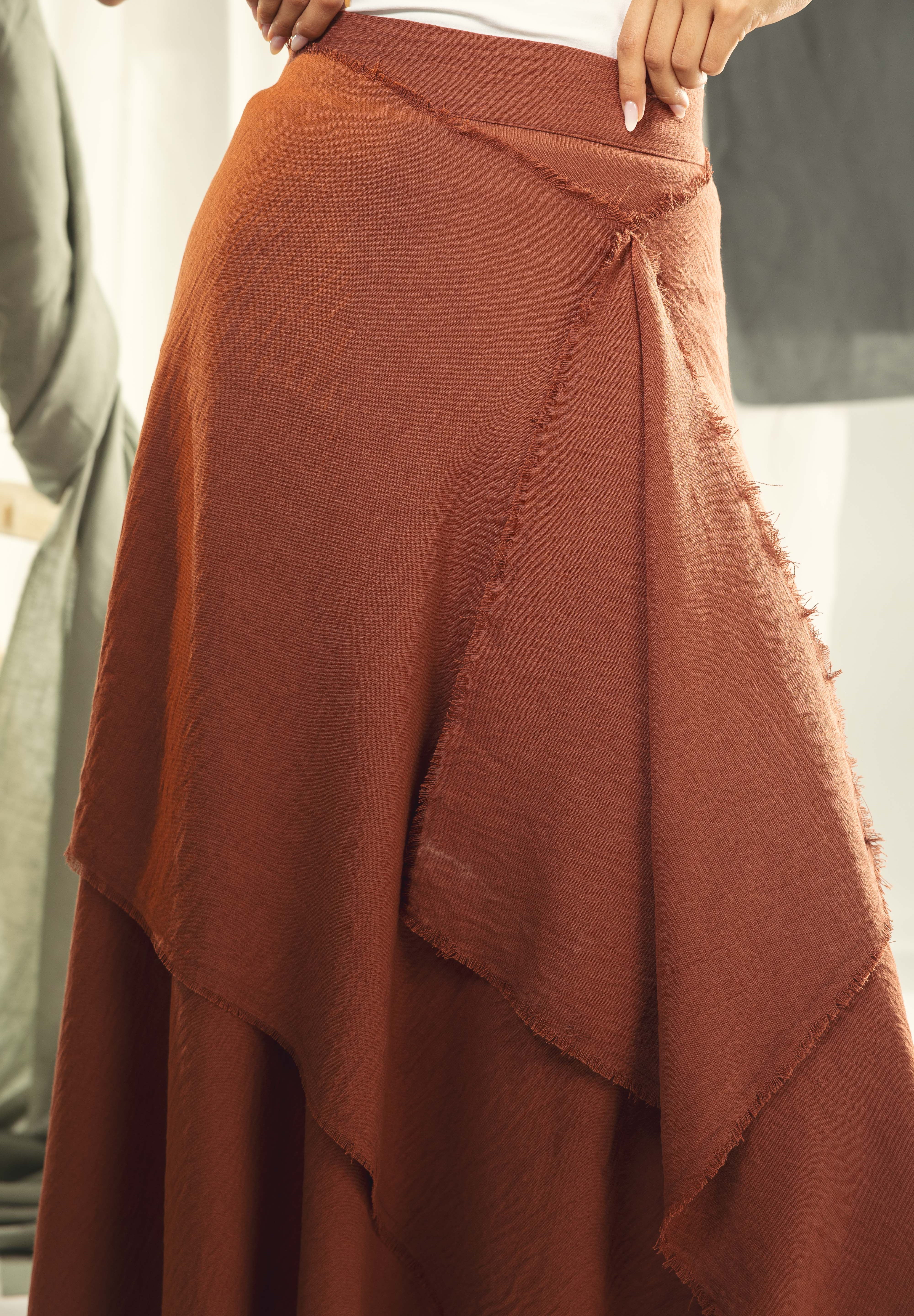 A Flowy skirt with different lengths Orange