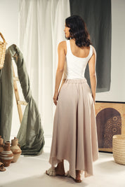 A Flowy skirt with different lengths Beige