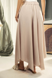A Flowy skirt with different lengths Beige