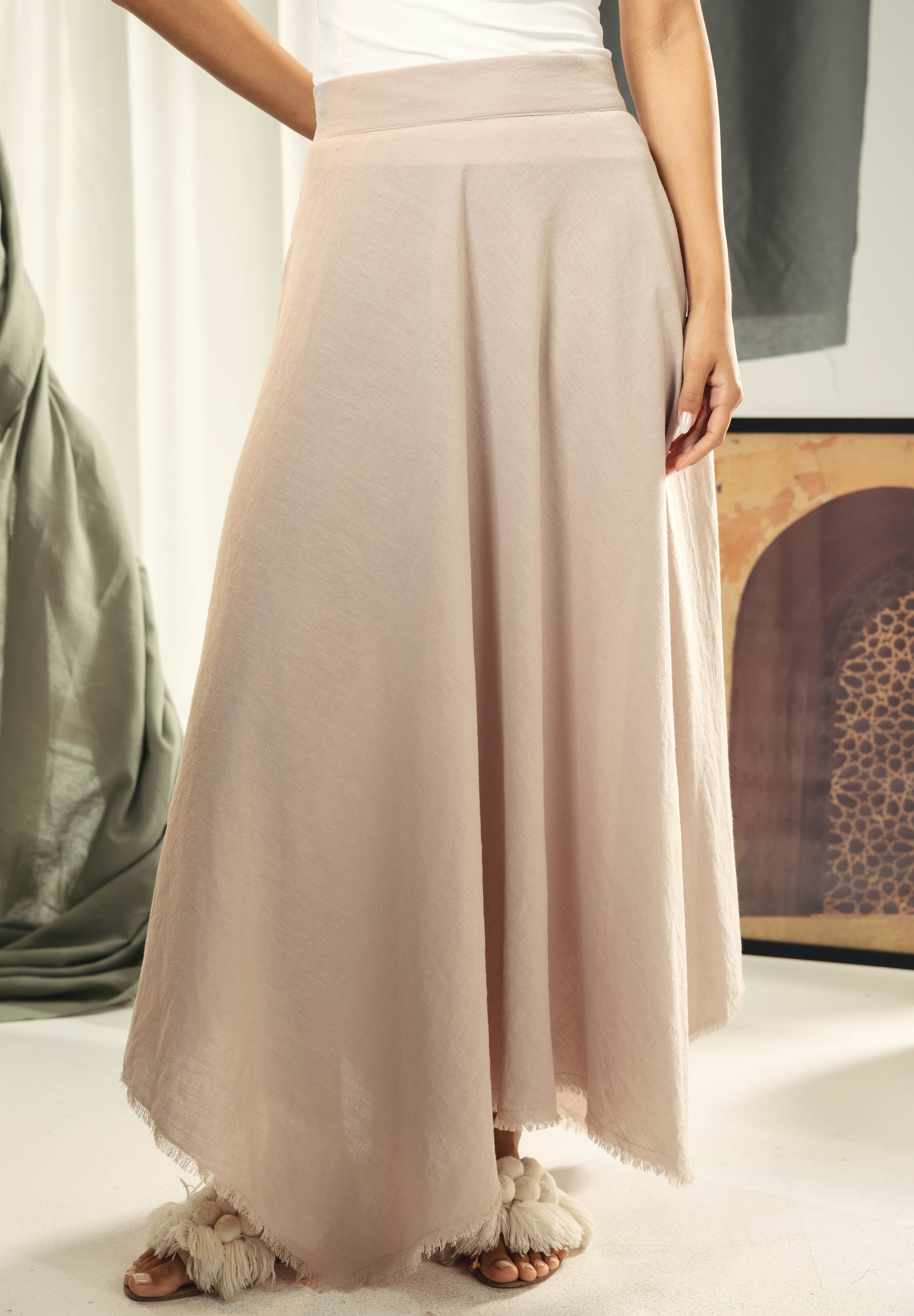 A Flowy skirt with different lengths Beige