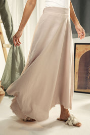 A Flowy skirt with different lengths Beige