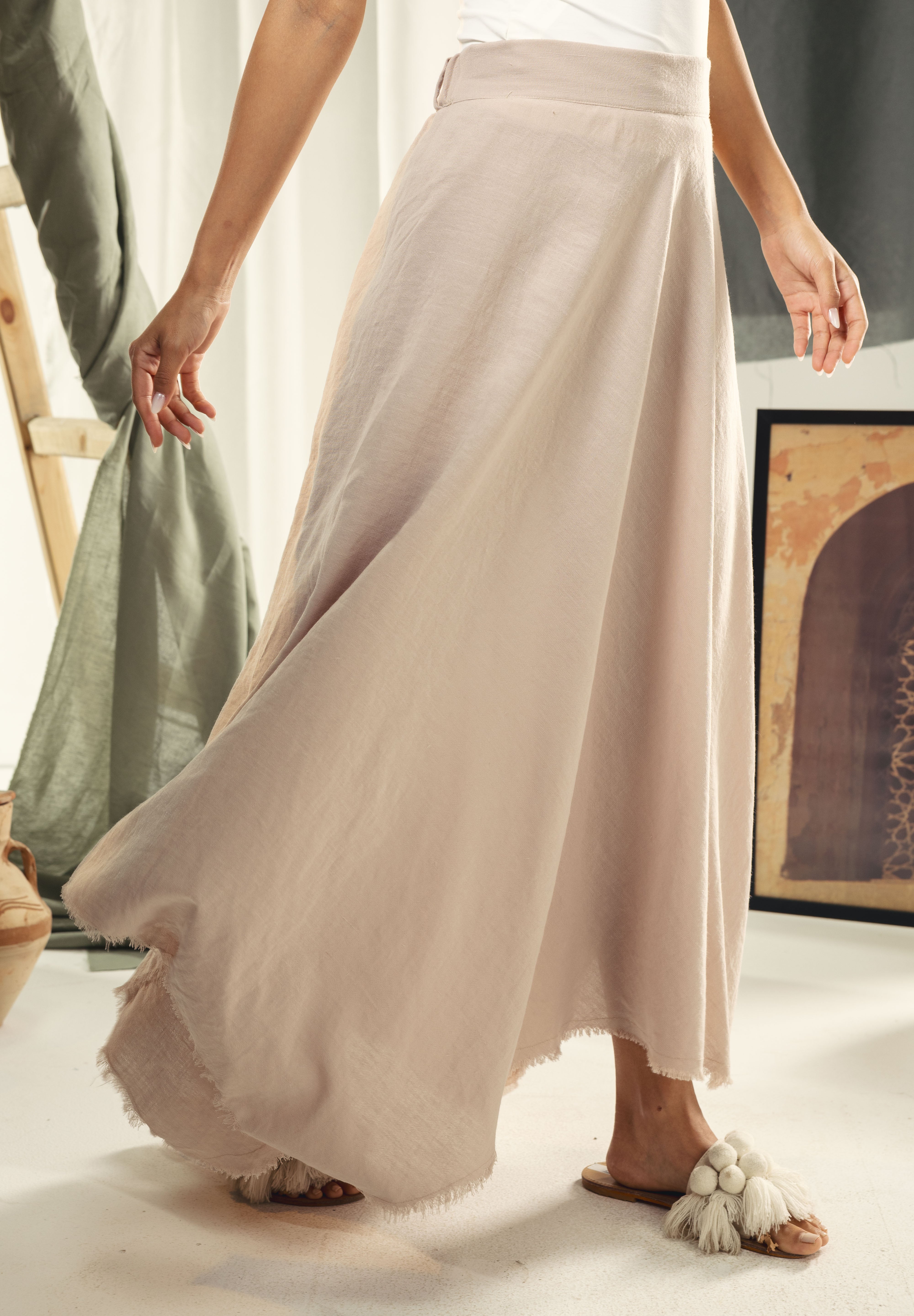 A Flowy skirt with different lengths Beige