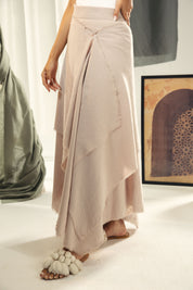 A Flowy skirt with different lengths Beige