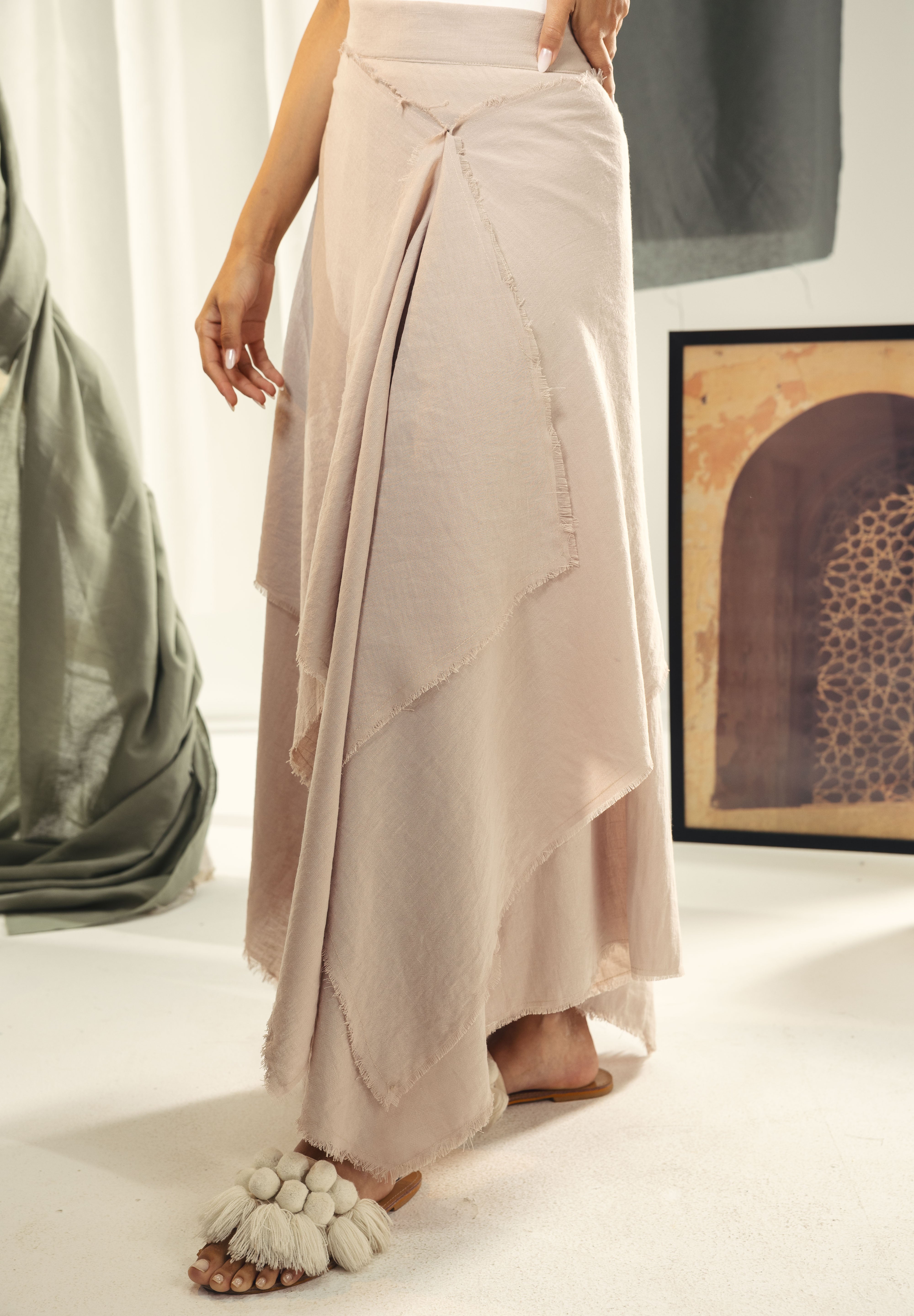 A Flowy skirt with different lengths Beige