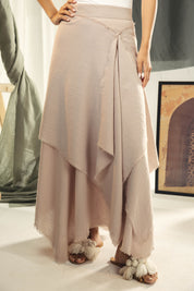 A Flowy skirt with different lengths Beige
