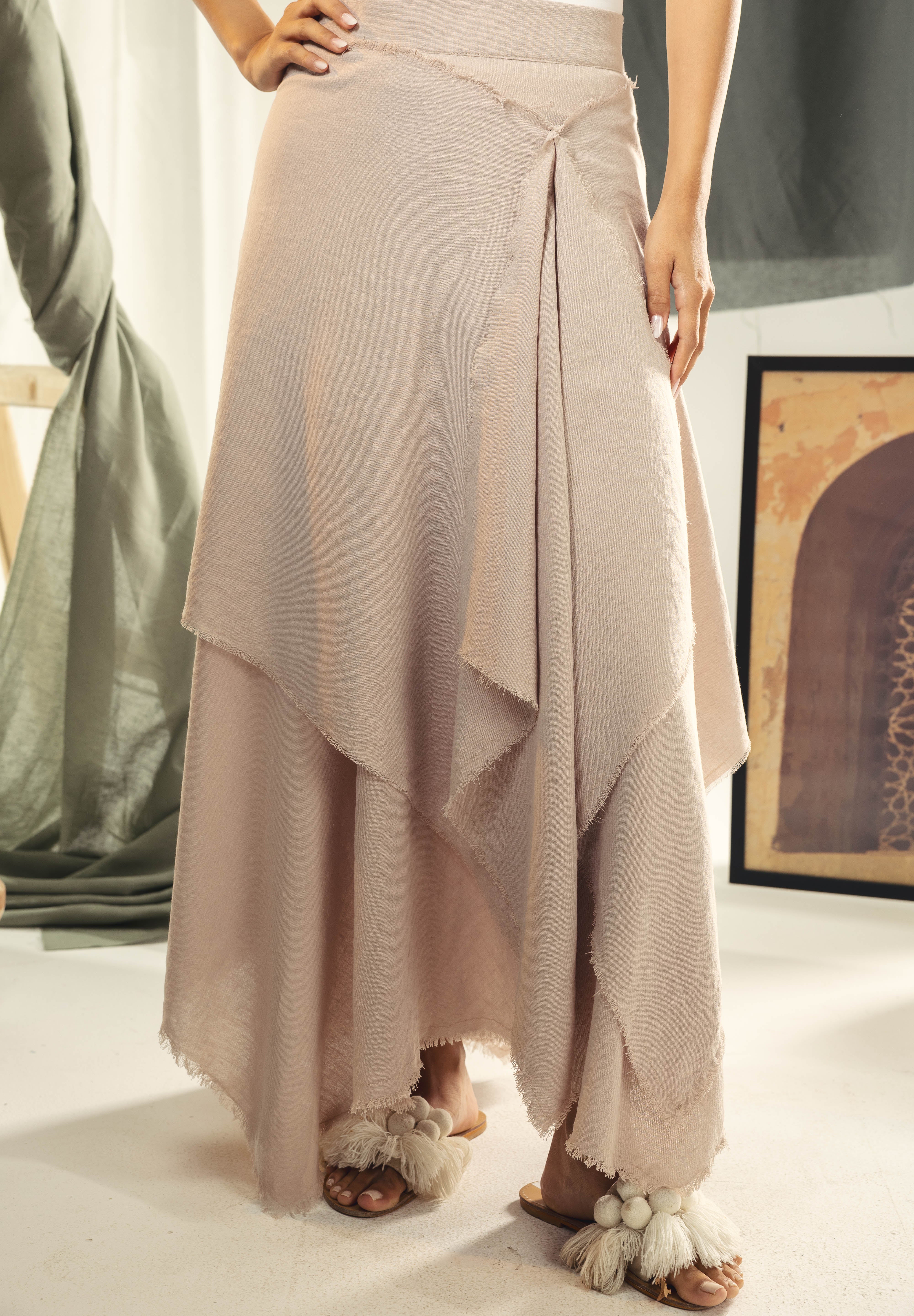 A Flowy skirt with different lengths Beige