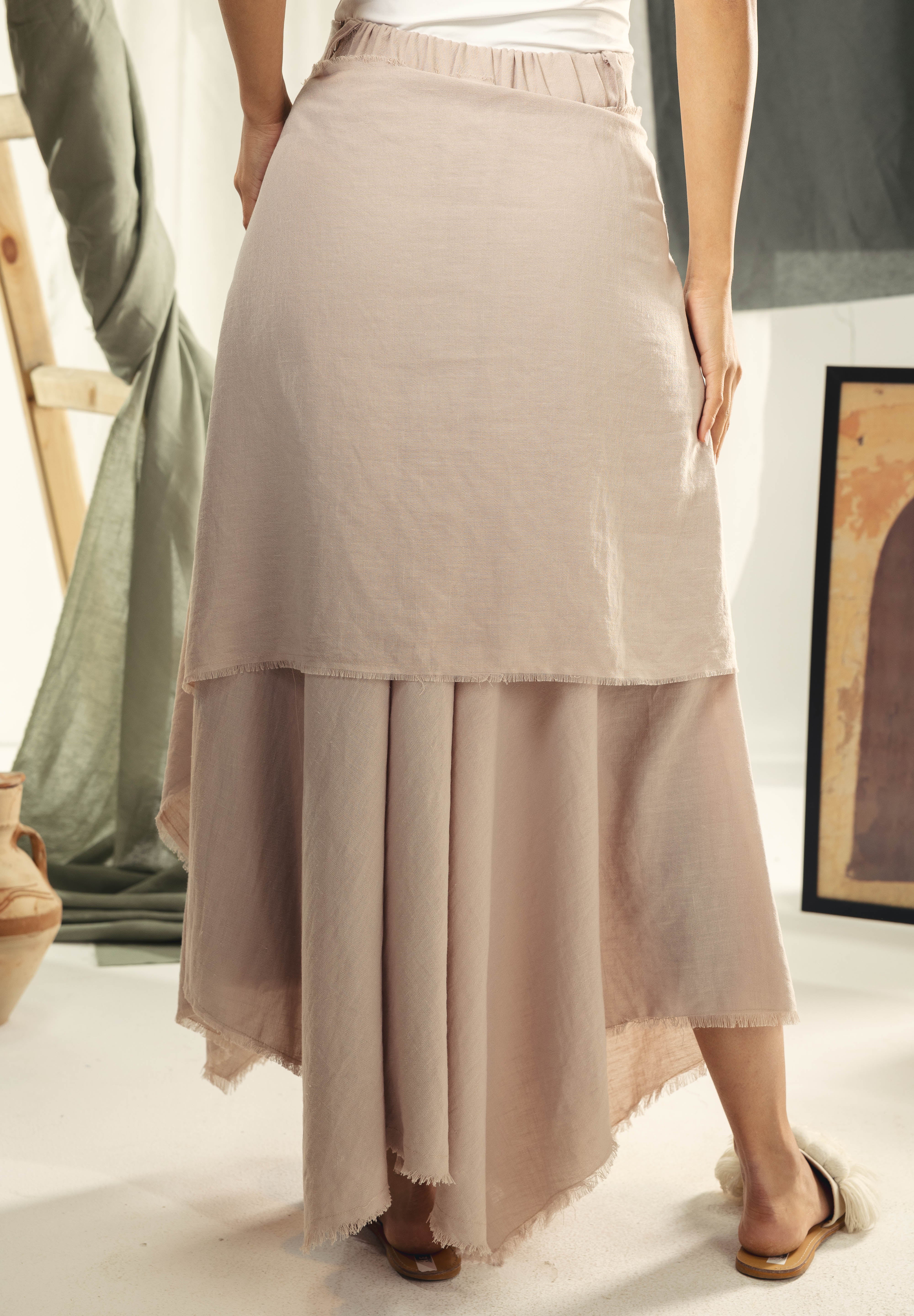 A Flowy skirt with different lengths Beige