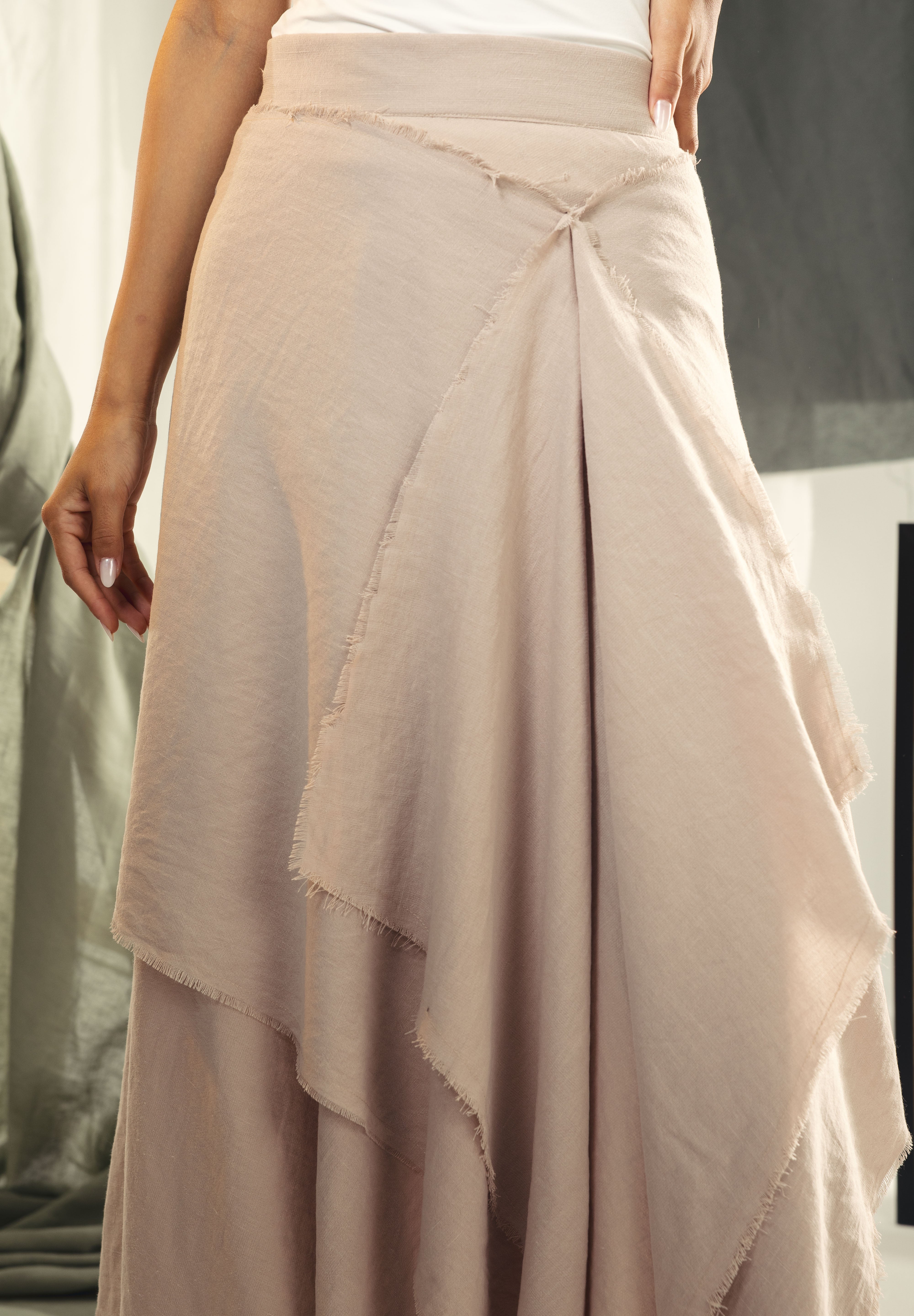 A Flowy skirt with different lengths Beige