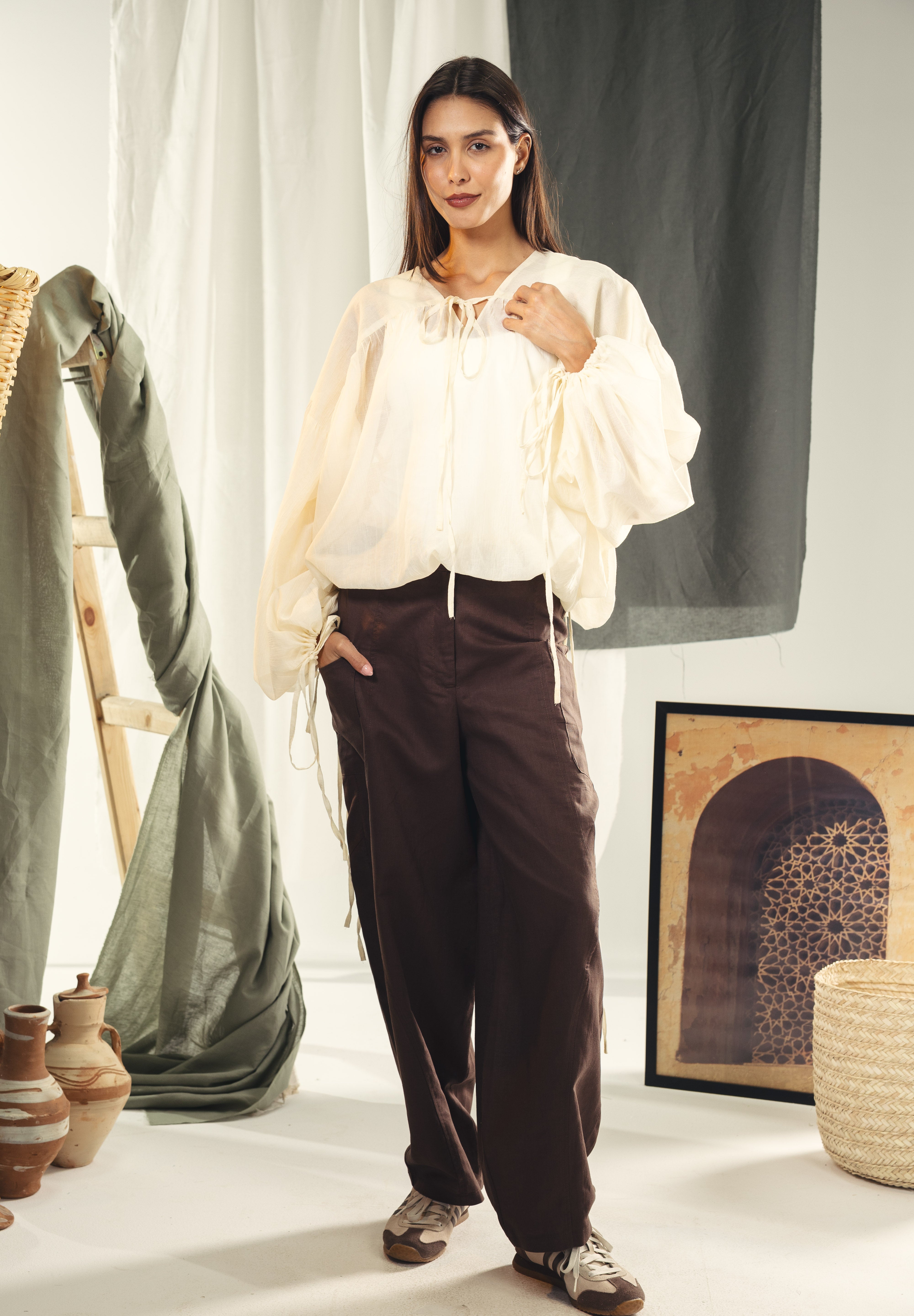 A feminine balloon loose blouse Off-white